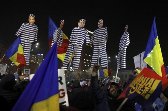 Romania`s ombudsman challenges graft decree, mass protests enter fourth day